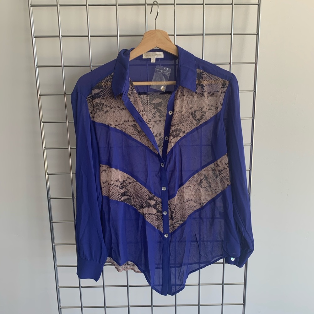 Snake print sheet blouse.
